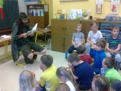 Krakonoš četl  dětem ve školní družině